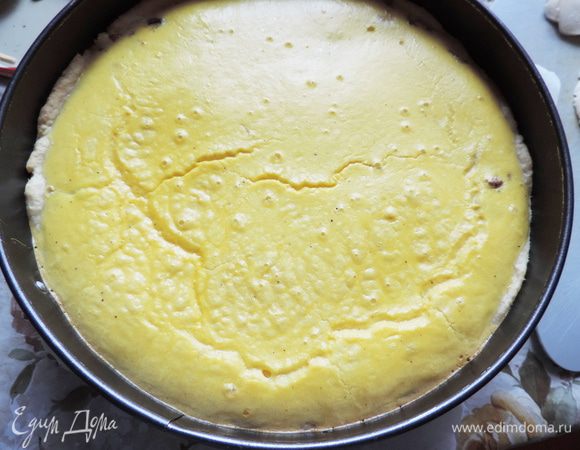 За это время верх пирога схватится и сыр, который мы выложим сверху не утонет, а останется сверху и обеспечит нашему пирогу зажаристую корочку.