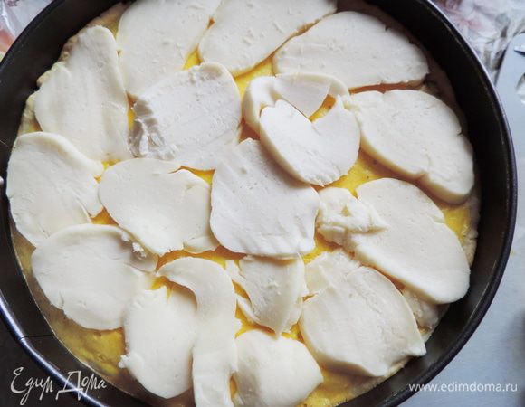 У меня был сыр местного производства наподобие моцареллы. Можно взять любой легкоплавкий сыр.
Моцареллу режем тонкими кусочками и выкладываем сверху на пирог.
если берете сыр наподобие Российского, то просто натрите его на крупной терке и посыпьте сверху пирог.