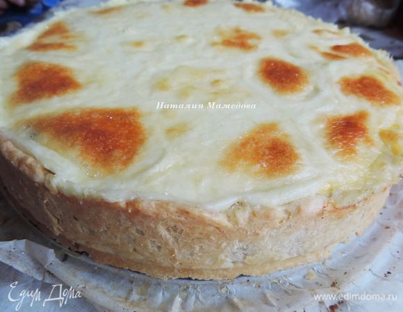 Готовому пирогу даем немного остыть в форме, затем выкладываем на блюдо и можем сразу приступать к трапезе. 