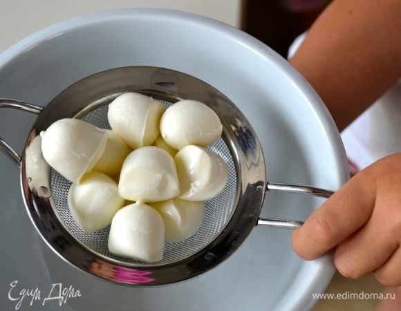 Сыр моцарелла откинуть на дуршлаг и дать стечь лишней жидкости. Можно использовать и обыкновенную большую головку моцареллы, просто мы в этот раз использовали маленькие! :)