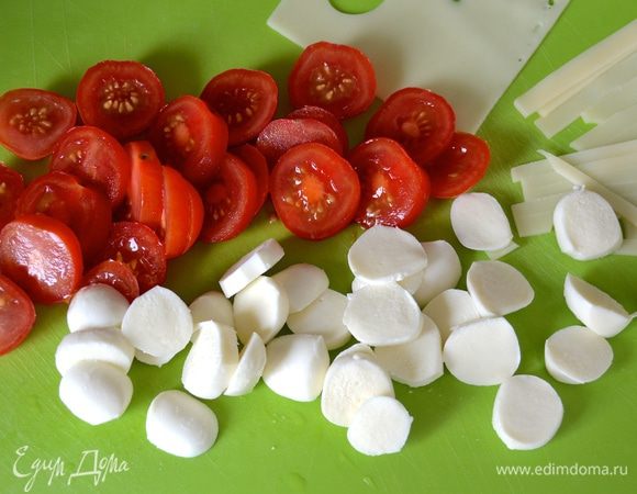 Помидорки черри вымыть, обсушить и нарезать. Нарезать кусочками моцареллу. Сыр эмменталь - полосочками.