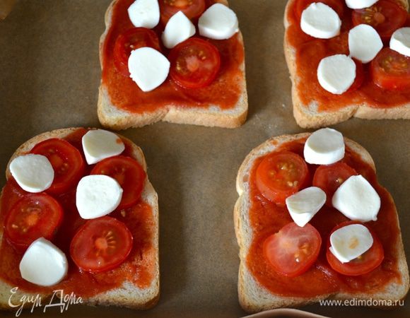 Сверху выложите помидорки, поверх уложите моцареллу.