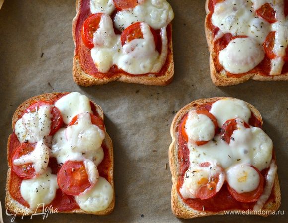 Запекать в разогретой духовке около 10 минут.