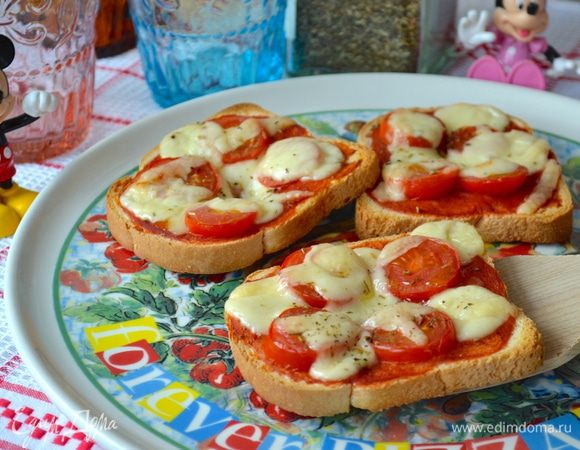 Подавать горячими сразу же, пока расплавленный сыр ещё сохраняет свою тягучую структуру!