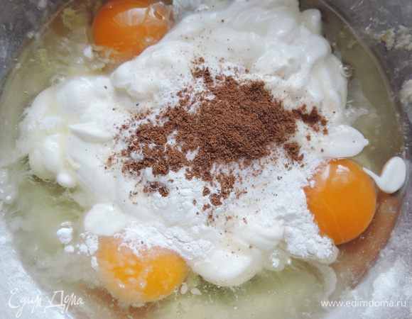 Соединяем в отдельной емкости яйца, сметану (чем жирнее, тем лучше), соль, мускатный орех и крахмал (ложка полная, но без горки).