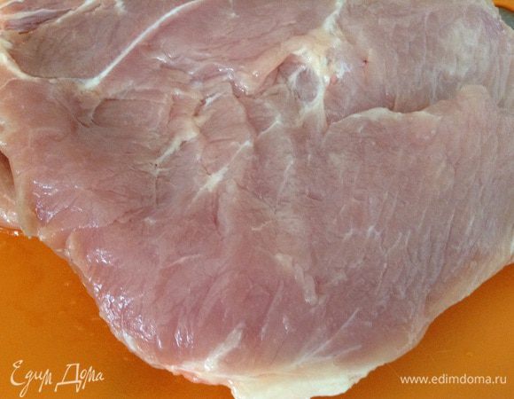 Я всегда покупаю для шашлыка карбонад, он бывает на кости, бывает и без. А еще такой шашлык можно делать и из шеи.