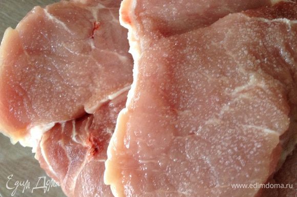Мясо нарезать на куски толщиной 2 см.