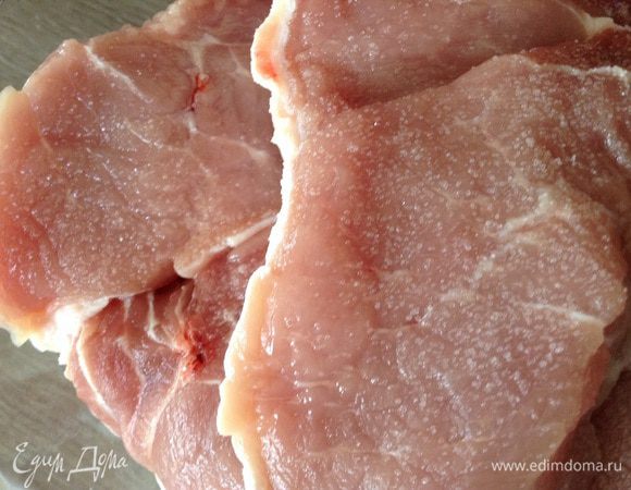 Мясо нарезать на куски толщиной 2 см.