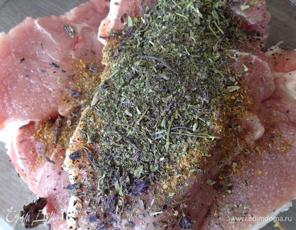 Хорошо посолить и натереть специями.