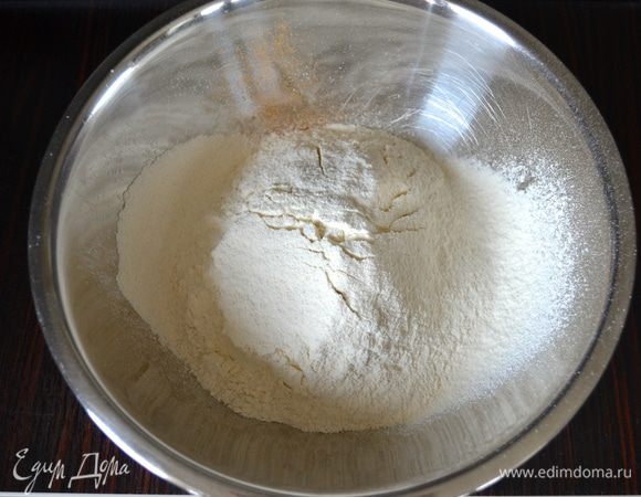 В миску просейте муку, разрыхлитель, корицу и щепотку соли.