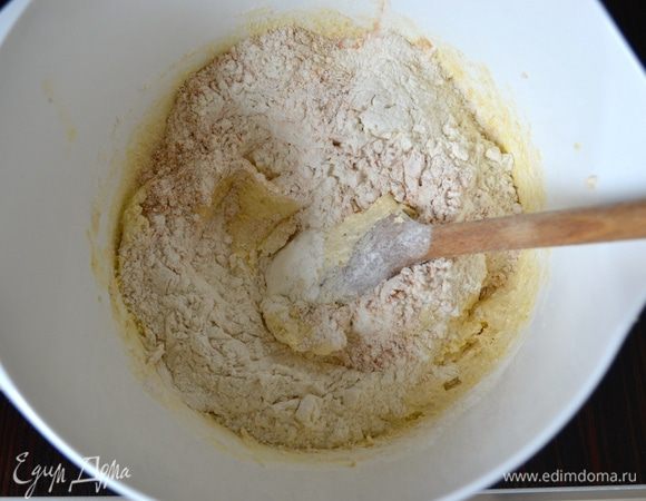 Следом введите смесь сухих ингредиентов и замесите тесто - оно получается достаточно мягким. 