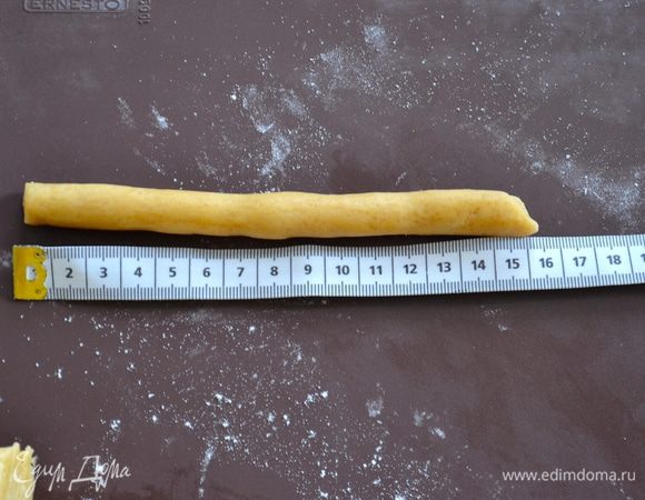 По прошествии указанного времени достаньте тесто из холодильника. Отрезайте от него небольшие кусочки теста. Дальше работаем достаточно просто и быстро! Отрезанный кусочек скатать в шар, положить на рабочую поверхность и, раскатывая по столу ладонью, сформировать полосочку длиной 15 см... (уверяю вас, что после 2-3 первых штучек печенья вы будете с легкостью делать всё просто "на глаз"!)