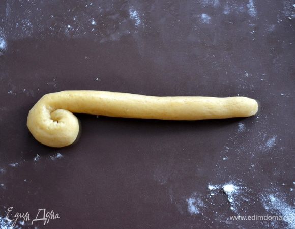 Теперь с одного края сверните полосочку из теста примерно на 1/3  к центру...