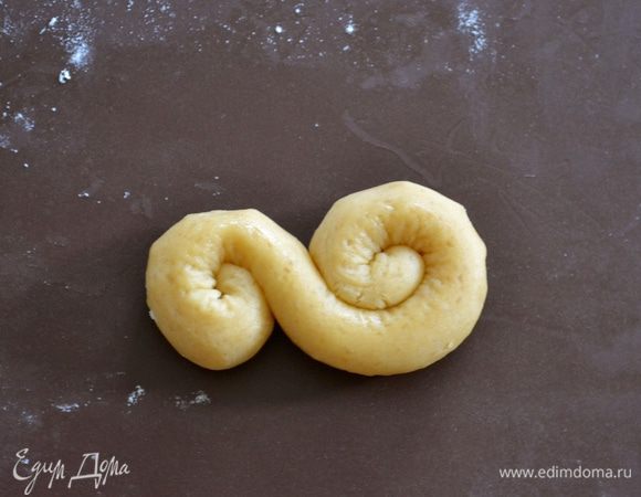 А затем завернуть другой конец полосочки в противоположную сторону. В общем, должно получиться как на фото! И так далее приготовить остальное печенье (первую партию).