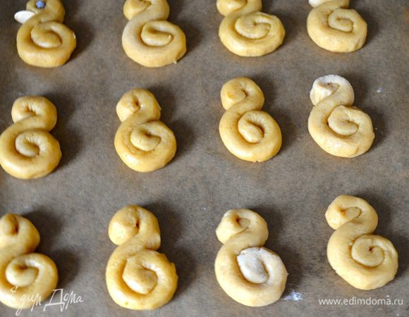 Выложите их на противень, застеленный пекарской бумагой, на небольшом расстоянии друг от друга - в процессе выпечки печенье вырастет.