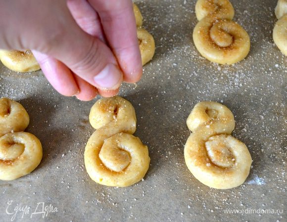 Смешайте сахар и корицу и присыпьте смесью печенье.
