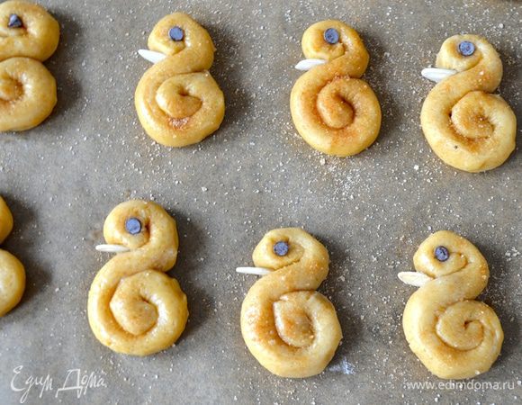 А теперь просто для украшения воткните глазик из шоколадной капли (в рецепте еще предлагалось использовать вместо шоколада вяленые ягоды, по желанию) и воткните тыквенную семечку (не очищенную) в виде клюва, широким концом семечки наружу! Всё это очень просто и быстро... )))