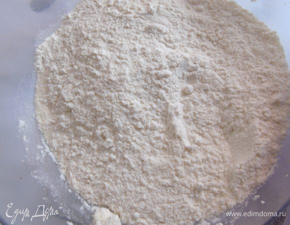 Муку смешать с солью, сахаром, манкой и цедрой.