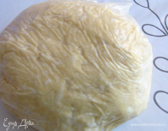 Добавить сухие ингредиенты в творог и замесить тесто. Завернуть в пленку и отправить в холодильник на 1 час.