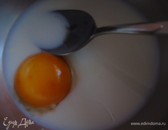 Добавить желток.