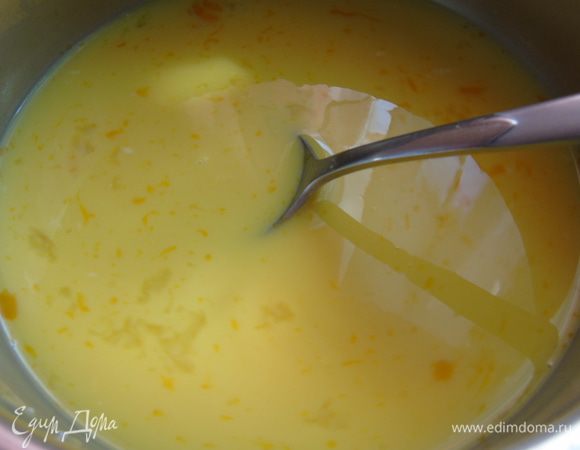 Хорошо венчиком перемешать и влить оставшееся молоко и весь сахар.