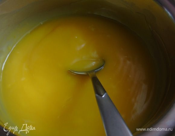 Поставить на средний огонь и все время помешивая, не доводя до кипения, дать чтобы заварился желток.