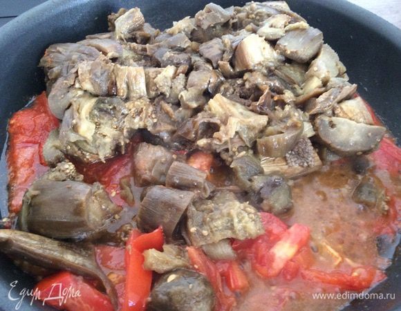 Баклажаны запечь в духовке (я запекаю в сезон, упаковывают в специальные пакеты и храню в морозилке), очистить от шкурки.
Добавить нарезанные помидоры. Посолить.