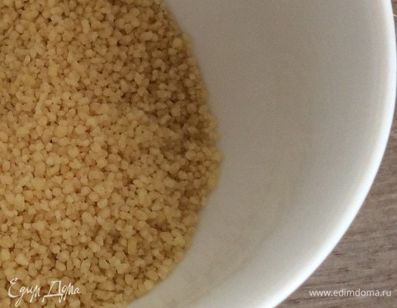 Кускус залить кипятком и дать разбухнуть.