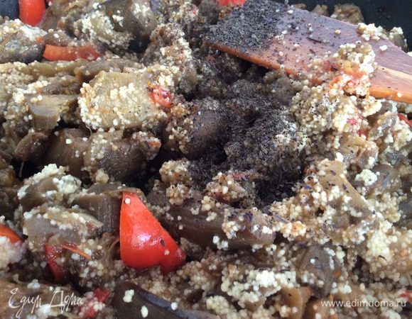 Чеснок мелко нарезать.
Смешать баклажаны, кускус, чеснок, базилик.