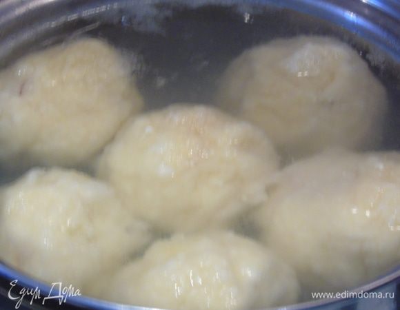 Кинуть в кипящую воду, проварить 1-2 минуты и выключив огонь оставить кнедли в воде на 10 минут.