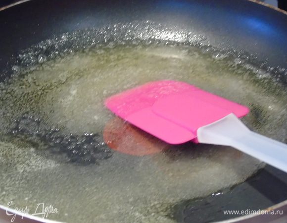 А этим временем на сухой сковороде обжарить сухари. Высыпать в тарелку. А в эту же сковороду кинуть сливочное масло и сахар, по 1 ст. л., прогреть. 