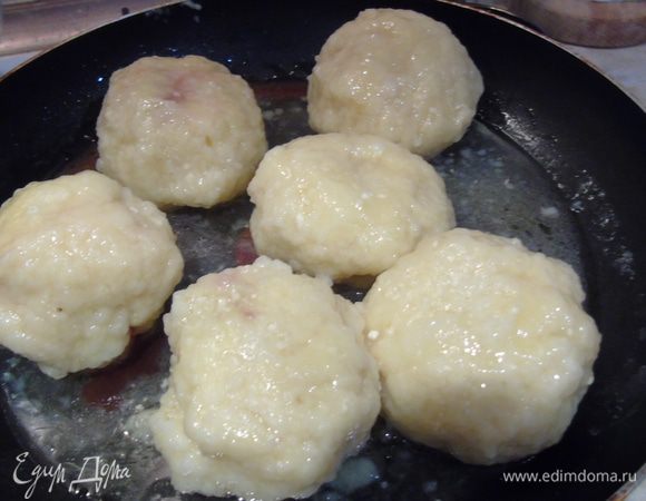 Достаем кнедли в сковороду и хорошо обмакиваем с масляно-сахарную смесь.