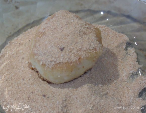 Затем обвалять в сухарях.