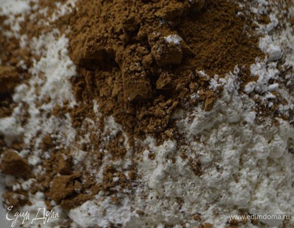 Смешать в миске сухие ингредиенты: муку, соль, разрыхлитель, корицу и какао.