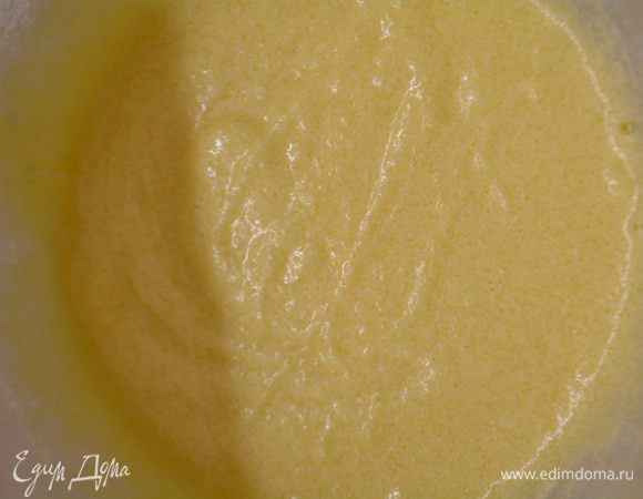 В другой миске растереть масло комнатной температуры с сахаром.По одному добавить яйца.Размешать до однородности.