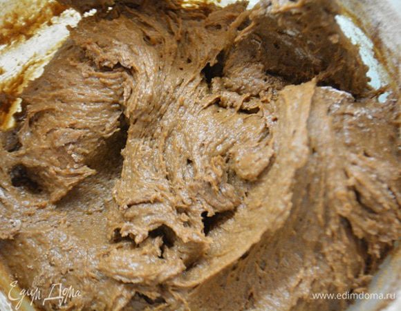 К яичной массе добавить постепенно сухую смесь, мешать до однородной, кремообразной массы.