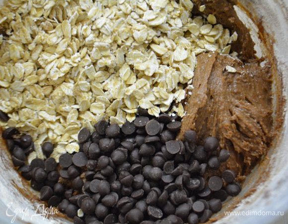 Высыпать овсяные хлопья и шоколад, перемешать.