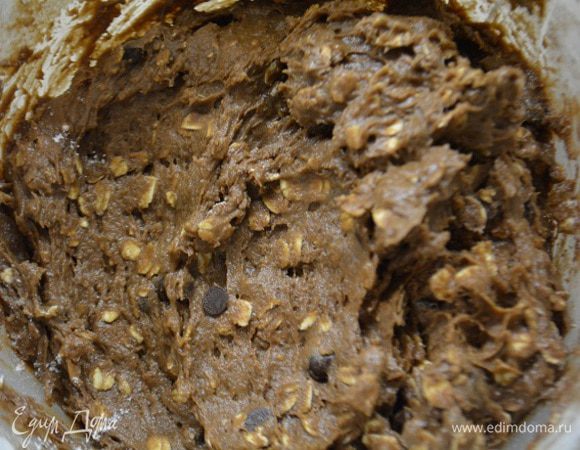 Убрать тесто в холодильник на 30 минут, чтобы хлопья набухли.