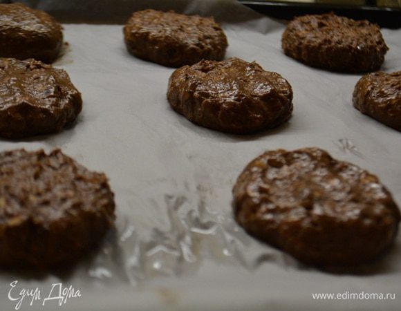 Противень выстелить пекарской бумагой. Влажными руками скатать небольшие шарики,слегка их приплюснуть и выложить на противень. Оставляя достаточно места, т.к они увеличатся вдвое.Выпекать в предварительно разогретой духовке 15 минут при Т 180 градусов.