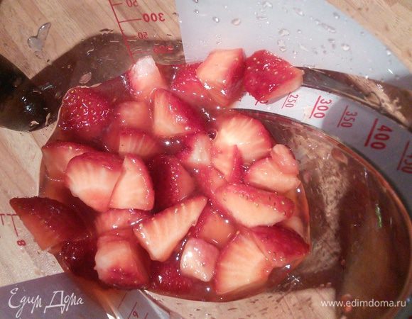 Клубнику промойте, очистите и порежьте на кубики. 