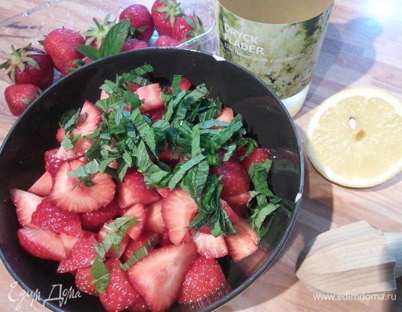 Мяту промойте, порежьте листики. Залейте клубнику соком лимона, сиропом, добавьте мяту, перемешайте и поставьте в холодильник на 30 мин. Приготовьте сосуд/кувшин, его держите в холодильнике. 