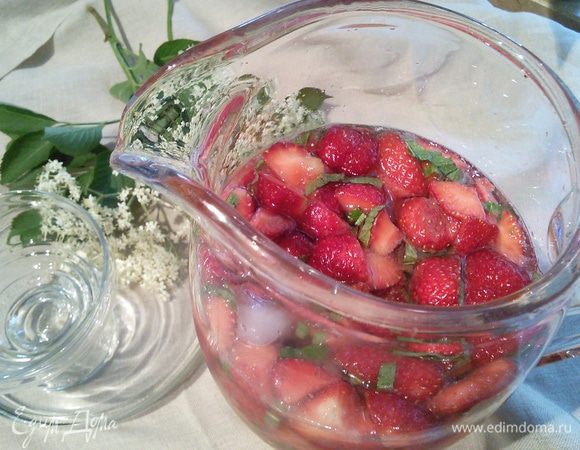 Через положенное время влейте охлажденный просекко или любое другое игристое вино и холодную минеральную воду с газом, добавьте лёд. 