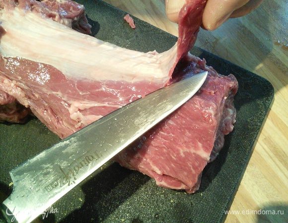 Говяжью вырезку вынуть из холодильника за час. Обрезать плёнки и жилки, если они есть. Мясо вымыть. 