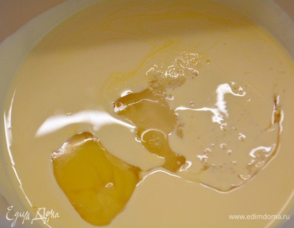 Масло растопить, добавить к нему яйцо и сахар. Перемешать.