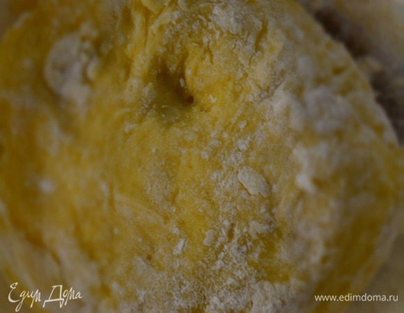 Добавить просеянную муку с разрыхлителем и ванилином. Замесить тесто. Завернуть его в пищевую пленку и убрать в холодильник на 30 минут.