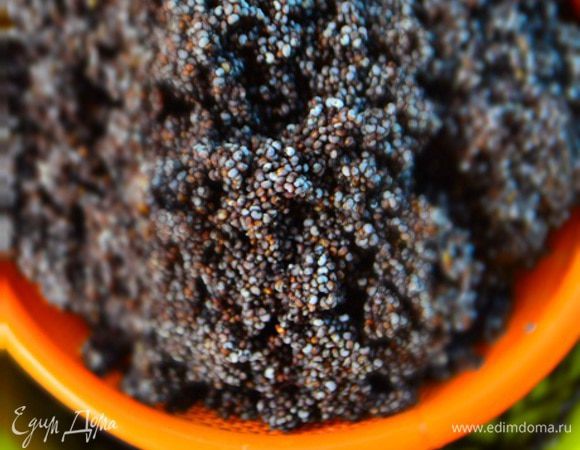 Мак залить кипятком и оставить на 20 минут. Откинуть на дуршлаг, чтобы стекла вода.