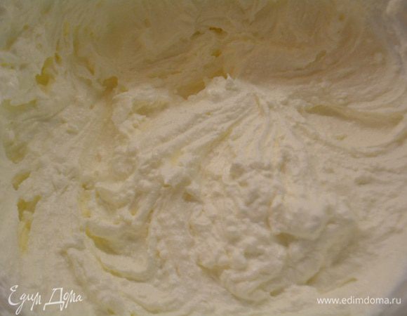 Творог взбить блендером, чтобы убрать зернистость.