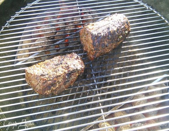 Но что же делать, если у Вас небольшой газовый гриль и у него всего одна горелка? В этом случае Вам понадобится какой-нибудь металлический поддон или противень, который необходимо поместить под решетку Вашего гриля посередине, таким образом прикрывая по центру источник тепла. Мясо на решетке необходимо разместить непосредственно над установленным поддоном. Также в данном случае поддон улавливает капающий сок и жир,  таким образом, сохраняя гриль в чистоте.