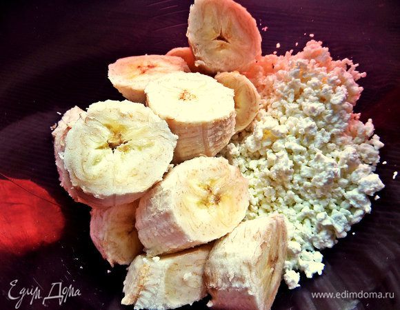 Бананы нарезать кружочками и отправить в творог.