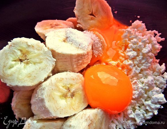 Отделяем желтки от белков и добавим вначале желтки.